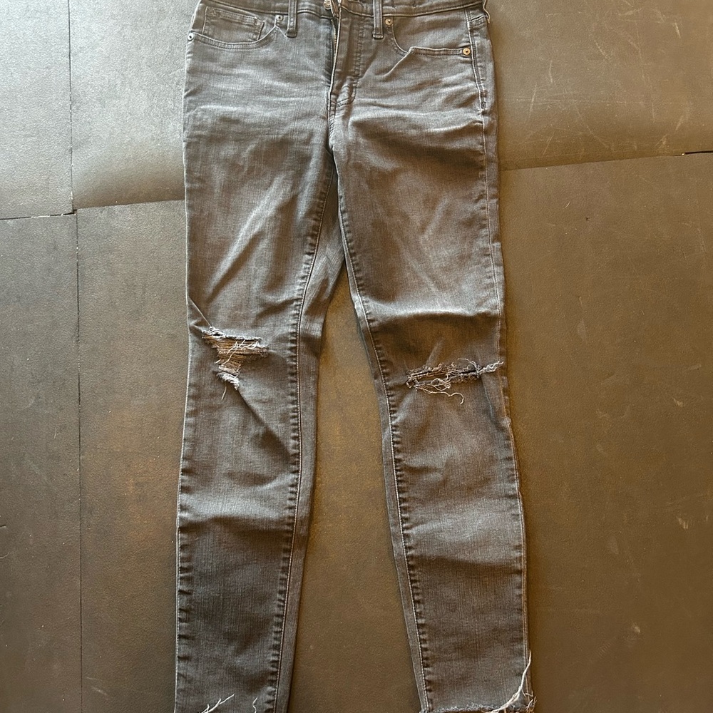 Women’s Gray Distressed Skinny Jeans